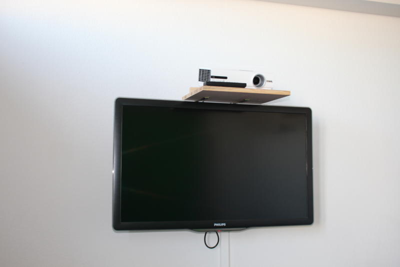 Projektor im Studio mit Bildschirm